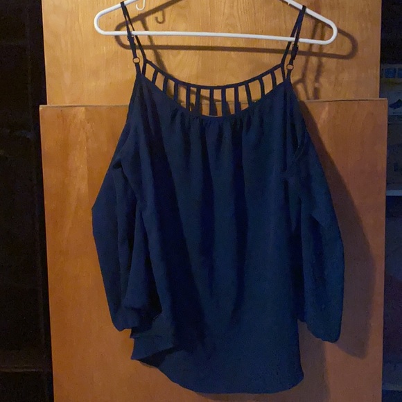 Gorgeous off the shoulders blouse brand new never worn 20$ or best offer - Picture 3 of 3